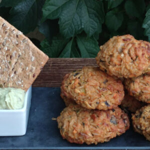 croquetas de arroz y verduras con salsa de aguacate 01