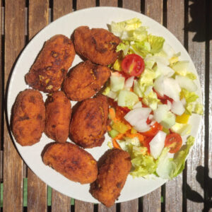 Croquetas vegetarianas con ensalada