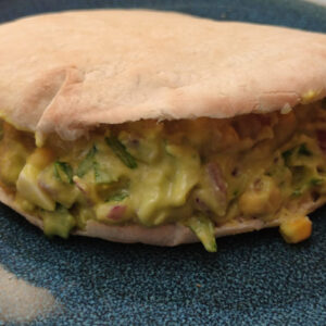 Pan de pita con ensalada y mahonesa de aguacate
