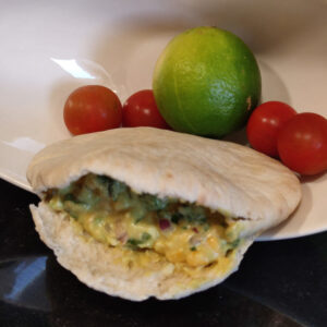 pan de pita rellena de ensalada de huevo y mahonesa de aguacate (3)
